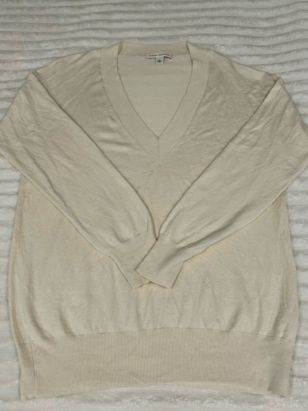 Banana Republic Cream V-neck Silk Sweater Large